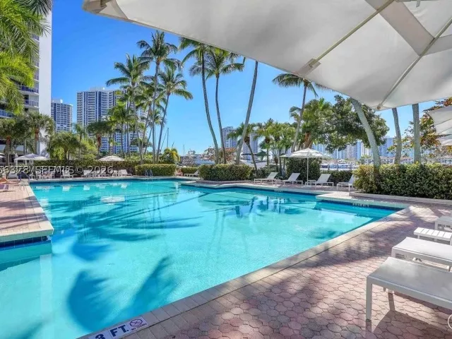 2-bedroom condo for sale in Aventura - 3610 Yacht Club Dr 1114 - MondialRealty