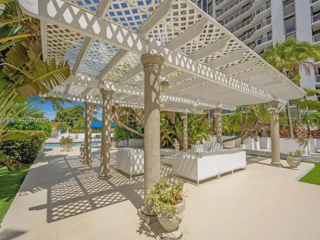 2-bedroom condo for sale in Aventura - 3610 Yacht Club Dr 1114 - MondialRealty