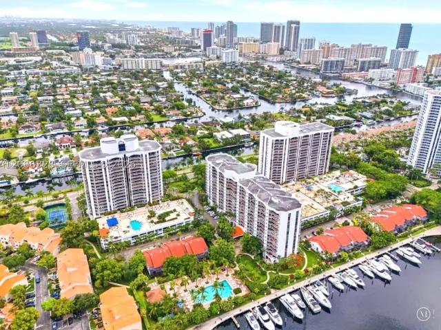 2-bedroom condo for sale in Aventura - 3610 Yacht Club Dr 1114 - MondialRealty
