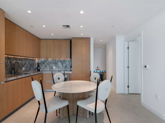 1-bedroom condo for sale in Miami Beach - 500 Alton Rd 1204 - MondialRealty