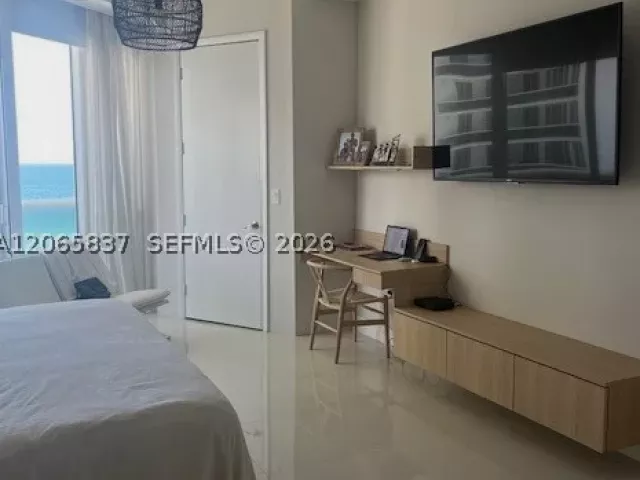 3-bedroom condo for rent in Sunny Isles Beach - 15901 Collins Ave 604 - MondialRealty