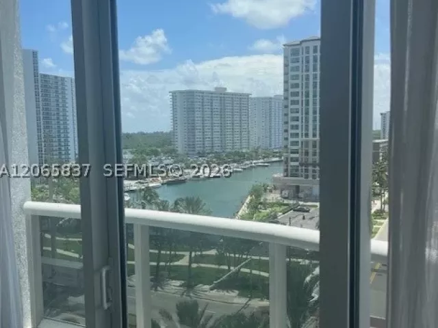 3-bedroom condo for rent in Sunny Isles Beach - 15901 Collins Ave 604 - MondialRealty