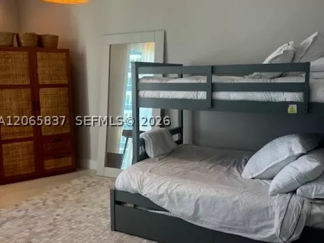 3-bedroom condo for rent in Sunny Isles Beach - 15901 Collins Ave 604 - MondialRealty