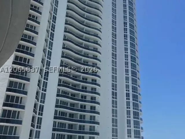 3-bedroom condo for rent in Sunny Isles Beach - 15901 Collins Ave 604 - MondialRealty
