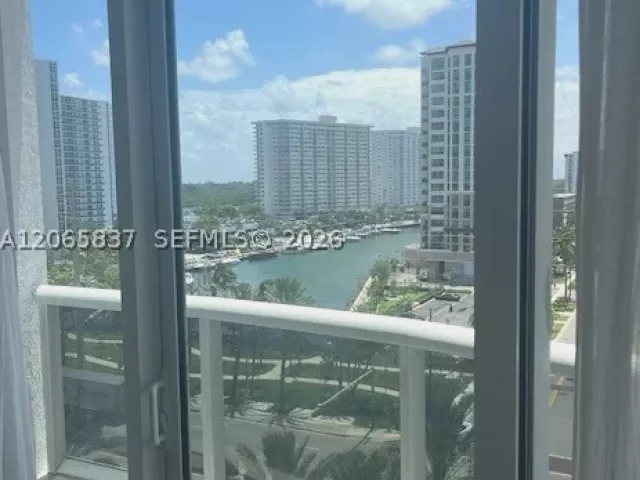 3-bedroom condo for rent in Sunny Isles Beach - 15901 Collins Ave 604 - MondialRealty
