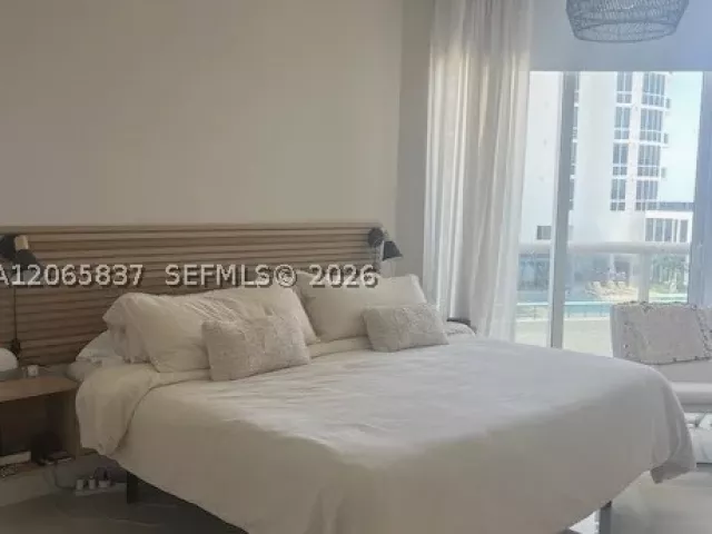3-bedroom condo for rent in Sunny Isles Beach - 15901 Collins Ave 604 - MondialRealty