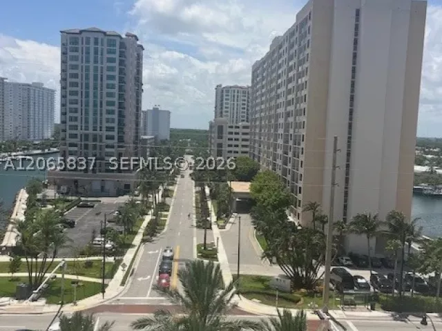 3-bedroom condo for rent in Sunny Isles Beach - 15901 Collins Ave 604 - MondialRealty