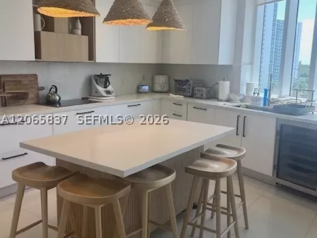 3-bedroom condo for rent in Sunny Isles Beach - 15901 Collins Ave 604 - MondialRealty