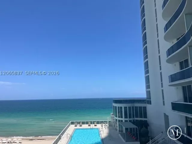 3-bedroom condo for rent in Sunny Isles Beach - 15901 Collins Ave 604 - MondialRealty