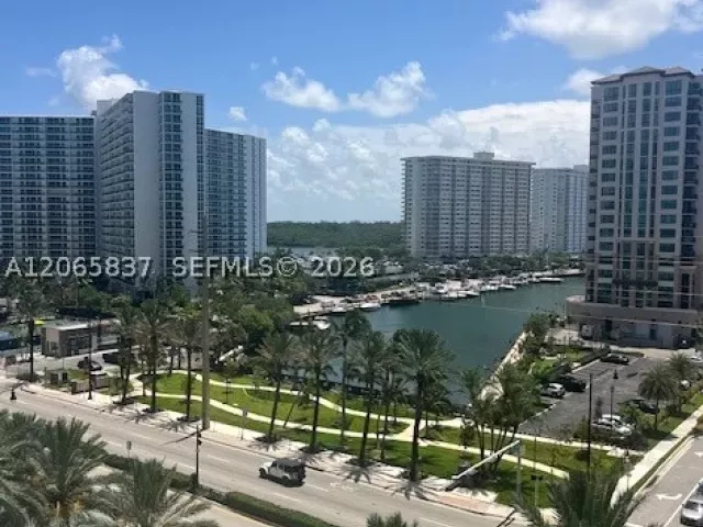 3-bedroom condo for rent in Sunny Isles Beach - 15901 Collins Ave 604 - MondialRealty