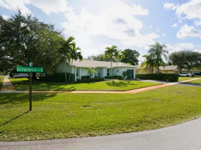 3-bedroom home for sale in Boca Raton - 10308 Greenbriar Ct - MondialRealty