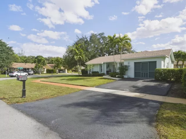 3-bedroom home for sale in Boca Raton - 10308 Greenbriar Ct - MondialRealty