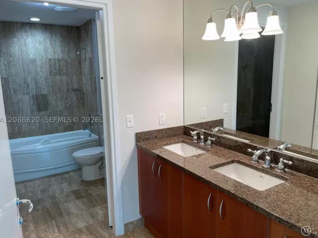 2-bedroom condo for sale in Miami - 300 S Biscayne Blvd T-2804 - MondialRealty