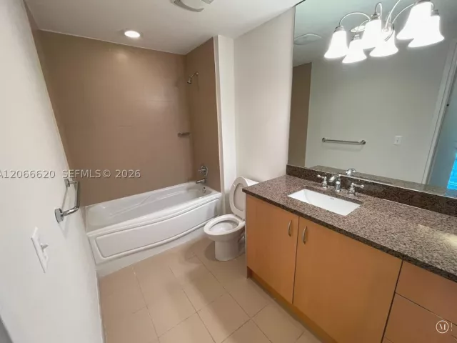 2-bedroom condo for sale in Miami - 300 S Biscayne Blvd T-2804 - MondialRealty