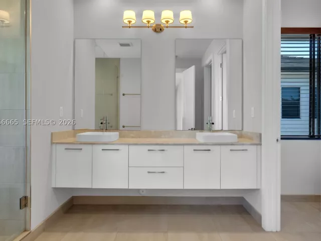 3-bedroom home for rent in Doral - 8217 NW 46th St - MondialRealty