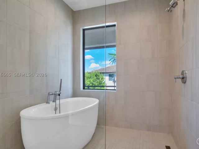 3-bedroom home for rent in Doral - 8217 NW 46th St - MondialRealty