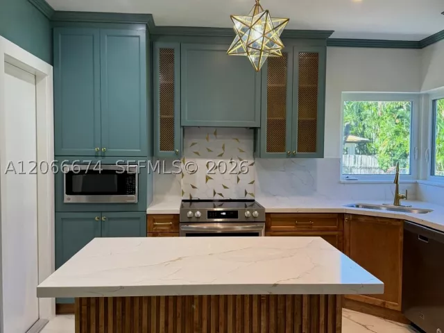 2-bedroom home for rent in Coral Gables - 431 Candia Ave - MondialRealty