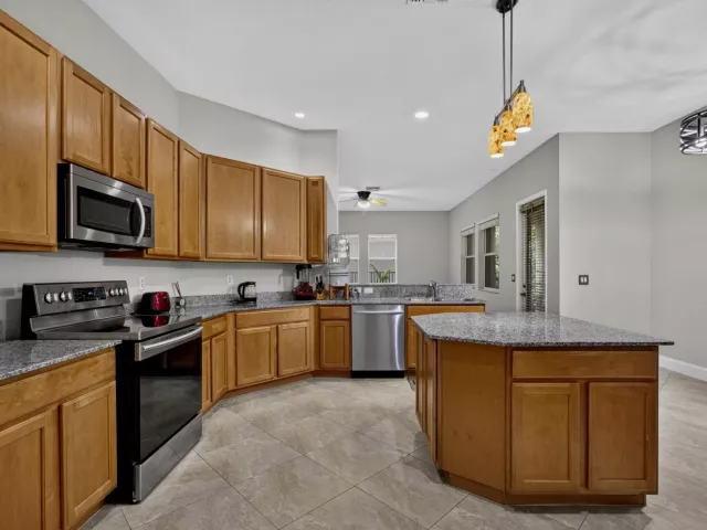 6-bedroom home for sale in West Palm Beach - 742 Cresta Circle - MondialRealty