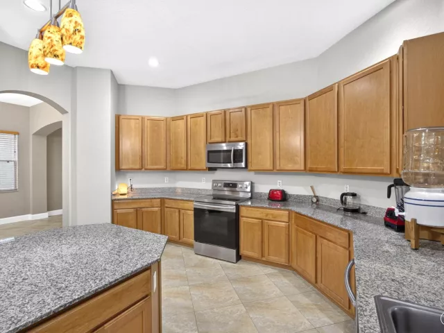 6-bedroom home for sale in West Palm Beach - 742 Cresta Circle - MondialRealty