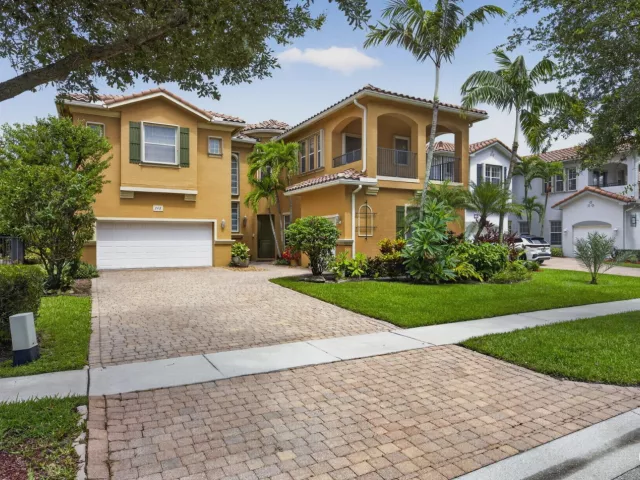 6-bedroom home for sale in West Palm Beach - 742 Cresta Circle - MondialRealty