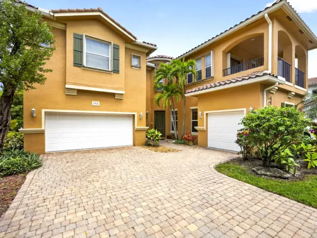 6-bedroom home for sale in West Palm Beach - 742 Cresta Circle - MondialRealty
