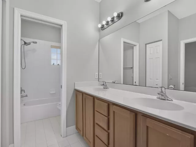 6-bedroom home for sale in West Palm Beach - 742 Cresta Circle - MondialRealty