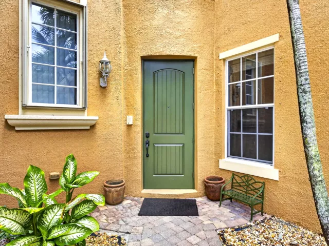 6-bedroom home for sale in West Palm Beach - 742 Cresta Circle - MondialRealty
