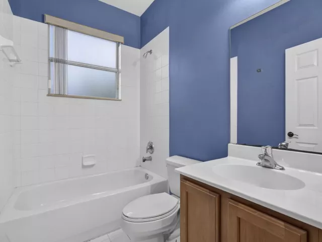 6-bedroom home for sale in West Palm Beach - 742 Cresta Circle - MondialRealty