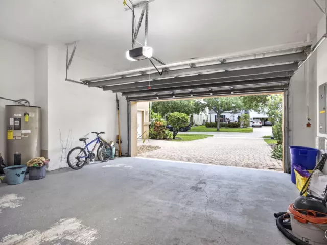 6-bedroom home for sale in West Palm Beach - 742 Cresta Circle - MondialRealty