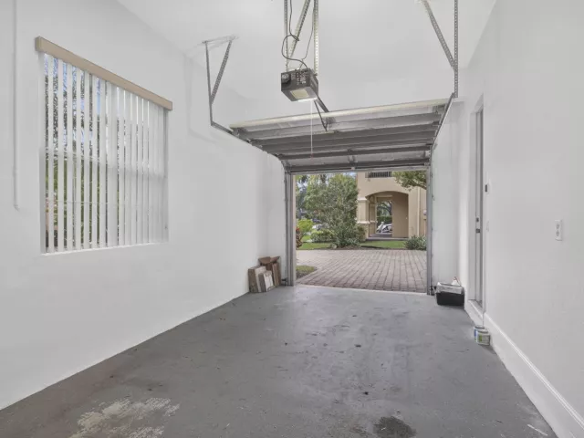 6-bedroom home for sale in West Palm Beach - 742 Cresta Circle - MondialRealty