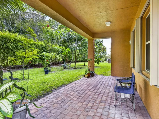 6-bedroom home for sale in West Palm Beach - 742 Cresta Circle - MondialRealty