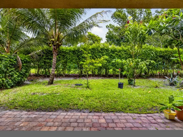 6-bedroom home for sale in West Palm Beach - 742 Cresta Circle - MondialRealty