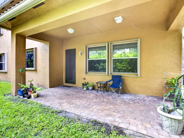 6-bedroom home for sale in West Palm Beach - 742 Cresta Circle - MondialRealty