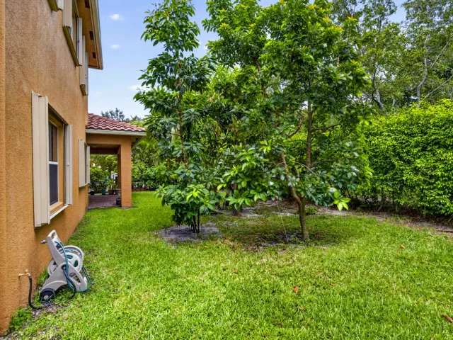 6-bedroom home for sale in West Palm Beach - 742 Cresta Circle - MondialRealty
