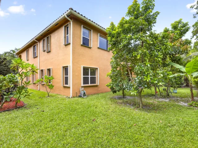 6-bedroom home for sale in West Palm Beach - 742 Cresta Circle - MondialRealty