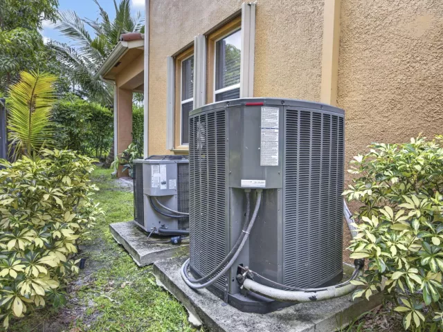 6-bedroom home for sale in West Palm Beach - 742 Cresta Circle - MondialRealty