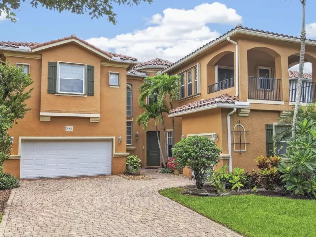6-bedroom home for sale in West Palm Beach - 742 Cresta Circle - MondialRealty