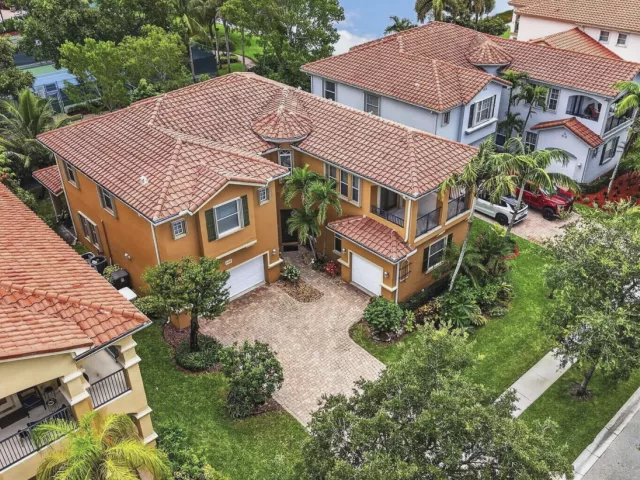 6-bedroom home for sale in West Palm Beach - 742 Cresta Circle - MondialRealty