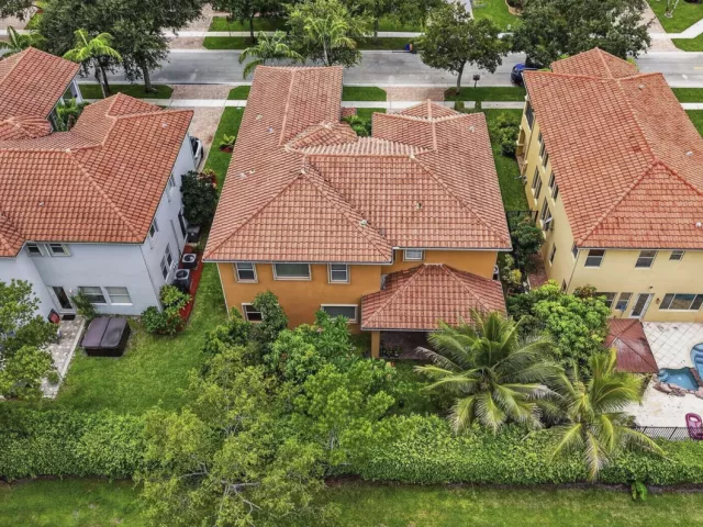 6-bedroom home for sale in West Palm Beach - 742 Cresta Circle - MondialRealty