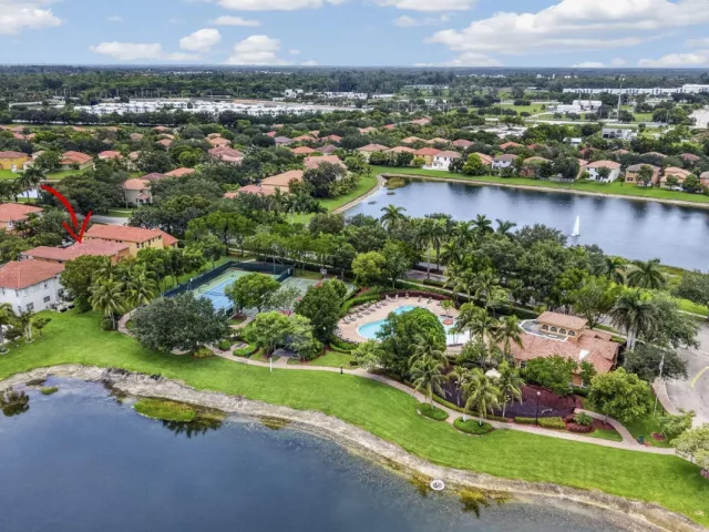 6-bedroom home for sale in West Palm Beach - 742 Cresta Circle - MondialRealty