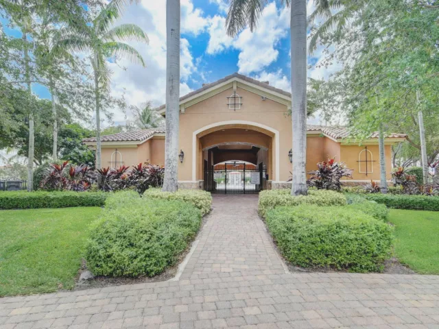 6-bedroom home for sale in West Palm Beach - 742 Cresta Circle - MondialRealty