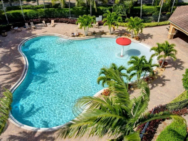 6-bedroom home for sale in West Palm Beach - 742 Cresta Circle - MondialRealty