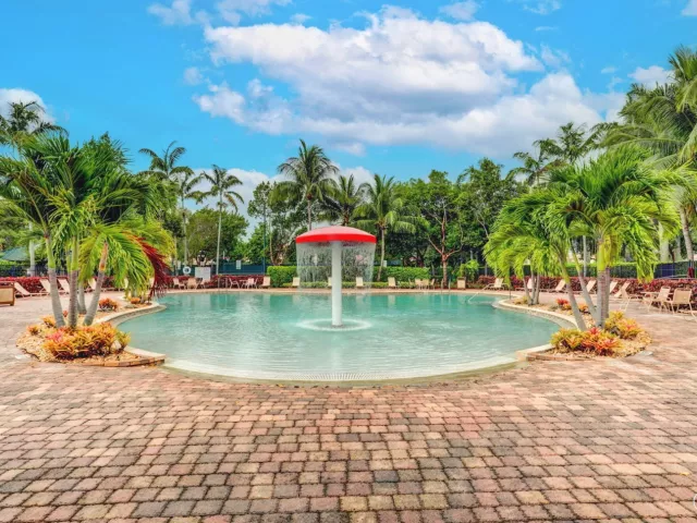 6-bedroom home for sale in West Palm Beach - 742 Cresta Circle - MondialRealty