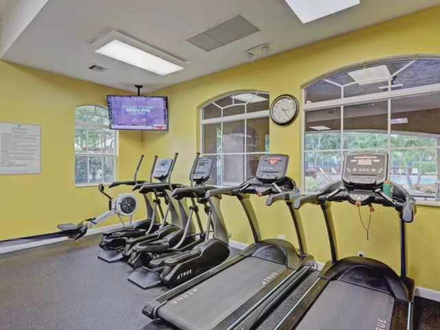 6-bedroom home for sale in West Palm Beach - 742 Cresta Circle - MondialRealty