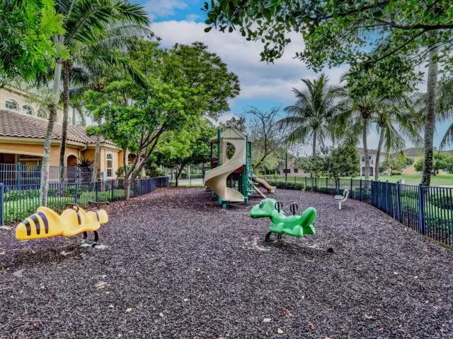 6-bedroom home for sale in West Palm Beach - 742 Cresta Circle - MondialRealty