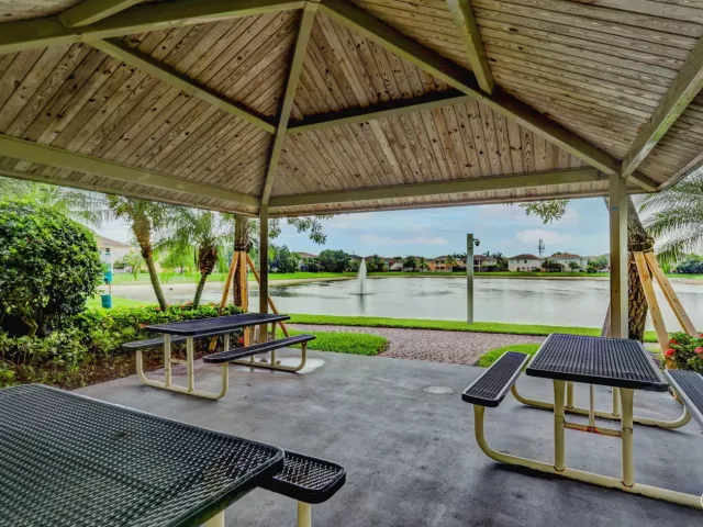 6-bedroom home for sale in West Palm Beach - 742 Cresta Circle - MondialRealty