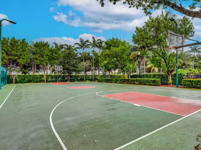 6-bedroom home for sale in West Palm Beach - 742 Cresta Circle - MondialRealty