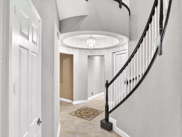 6-bedroom home for sale in West Palm Beach - 742 Cresta Circle - MondialRealty