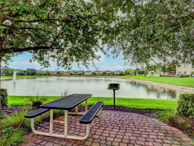 6-bedroom home for sale in West Palm Beach - 742 Cresta Circle - MondialRealty