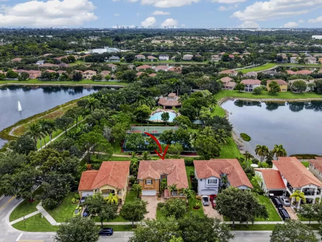 6-bedroom home for sale in West Palm Beach - 742 Cresta Circle - MondialRealty